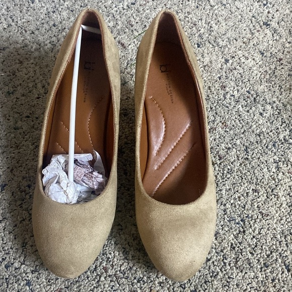 Boston Design Studio Warm Sand Color Heels Pumps Sz 8.5 NIB - Picture 2 of 6